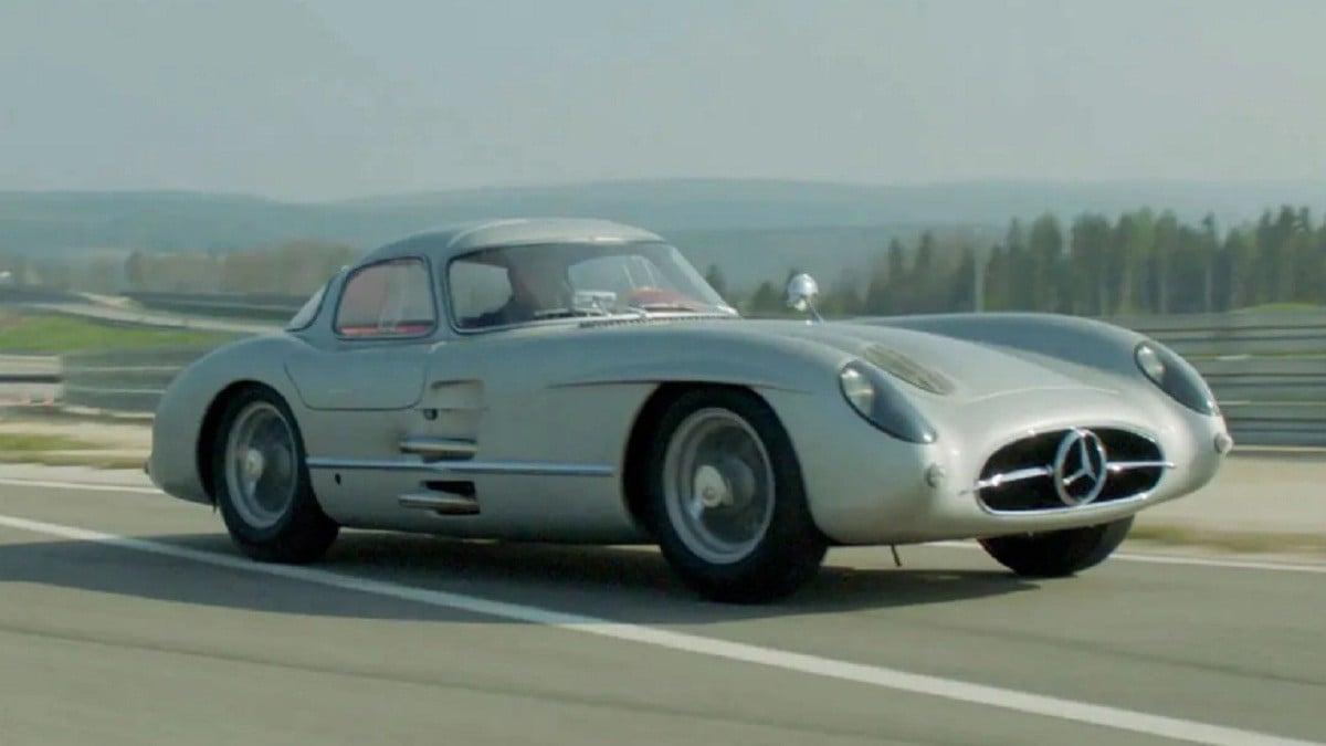 Mercedes-Benz 300 SLR Uhlenhaut Dikenalkan pada tahun 1952, mobil ini tidak hanya dikenal karena desainnya yang menawan, tetapi juga karena performanya yang luar biasa di lintasan balap