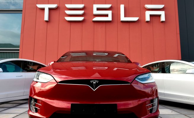 Tesla adalah salah satu pionir yang memimpin revolusi kendaraan ramah lingkungan di pasar global