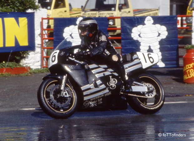 Robert Dunlop, lahir pada 25 November 1960 di Ballymoney, Irlandia Utara, adalah salah satu pembalap jalanan paling dihormati.